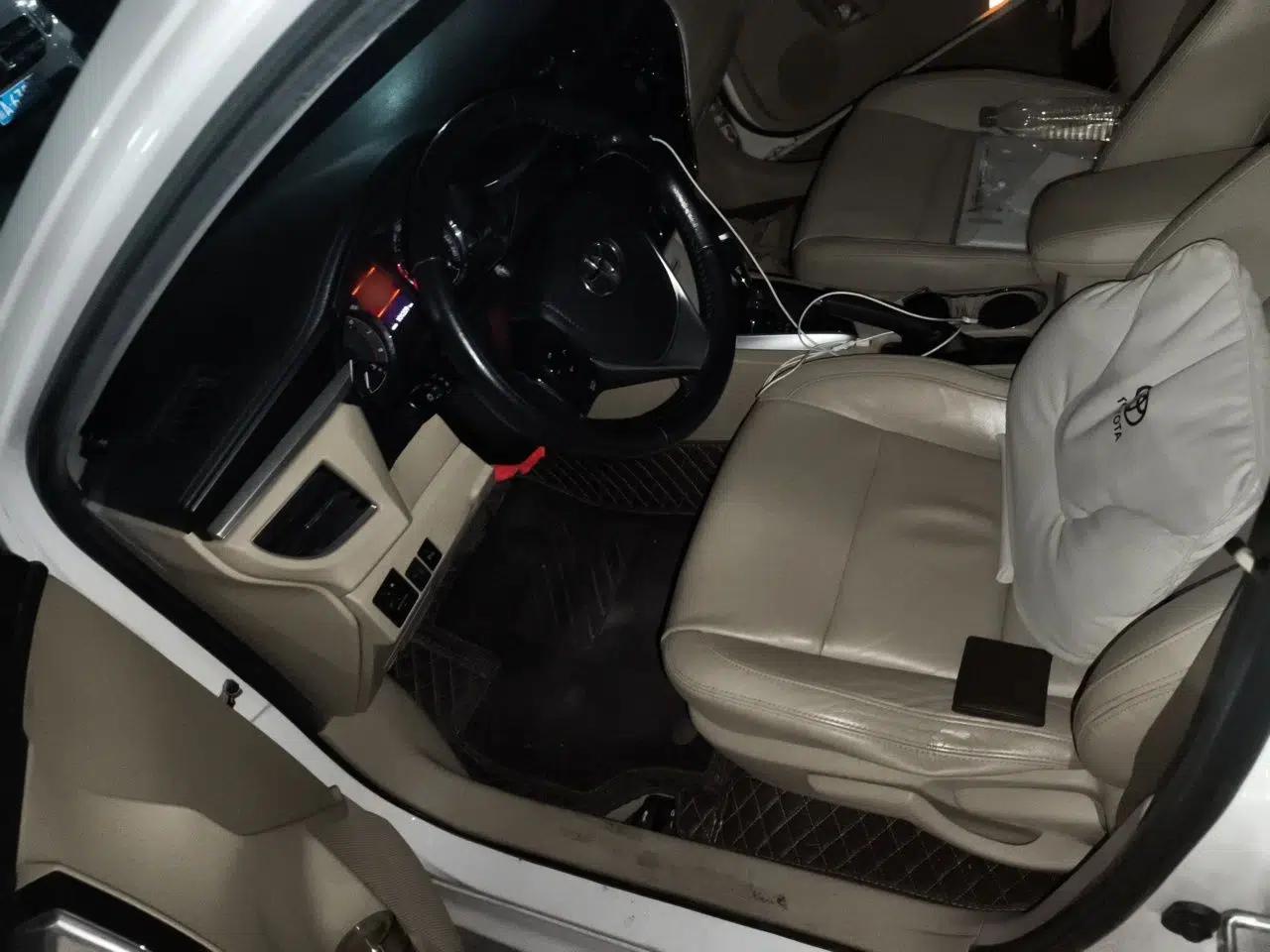 Toyota Corolla 2014 1.6L CVT GL-i Leather Edition — миниатюра 15