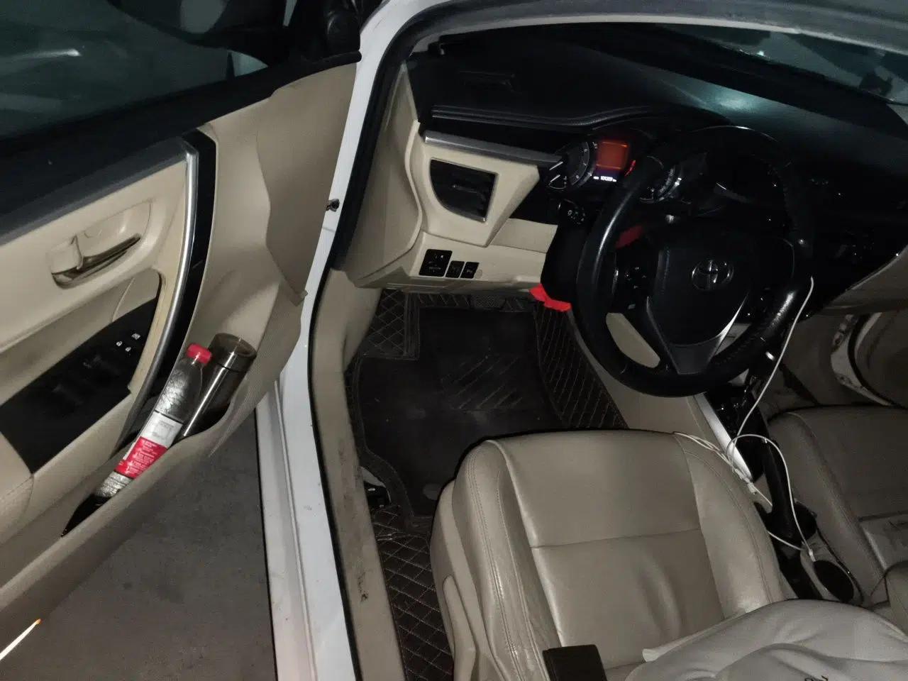 Toyota Corolla 2014 1.6L CVT GL-i Leather Edition — миниатюра 16