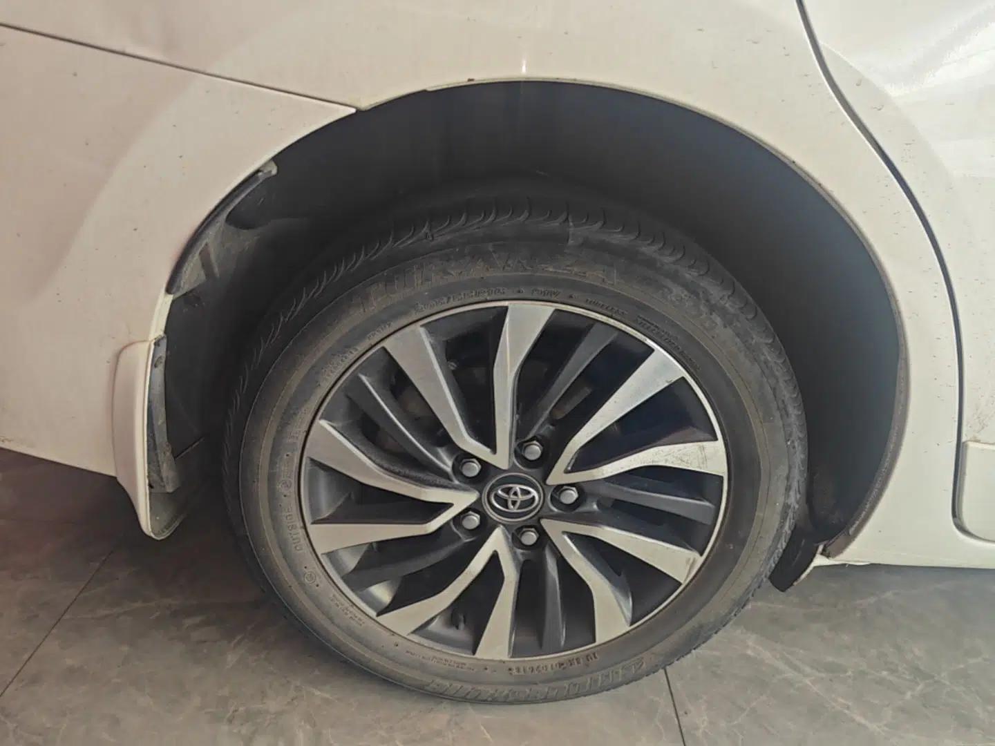 Toyota Corolla 2017 Revised Dual-Engine 1.8L E-CVT Elite Edition — миниатюра 11