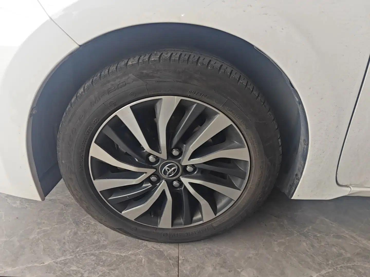 Toyota Corolla 2017 Revised Dual-Engine 1.8L E-CVT Elite Edition — миниатюра 10