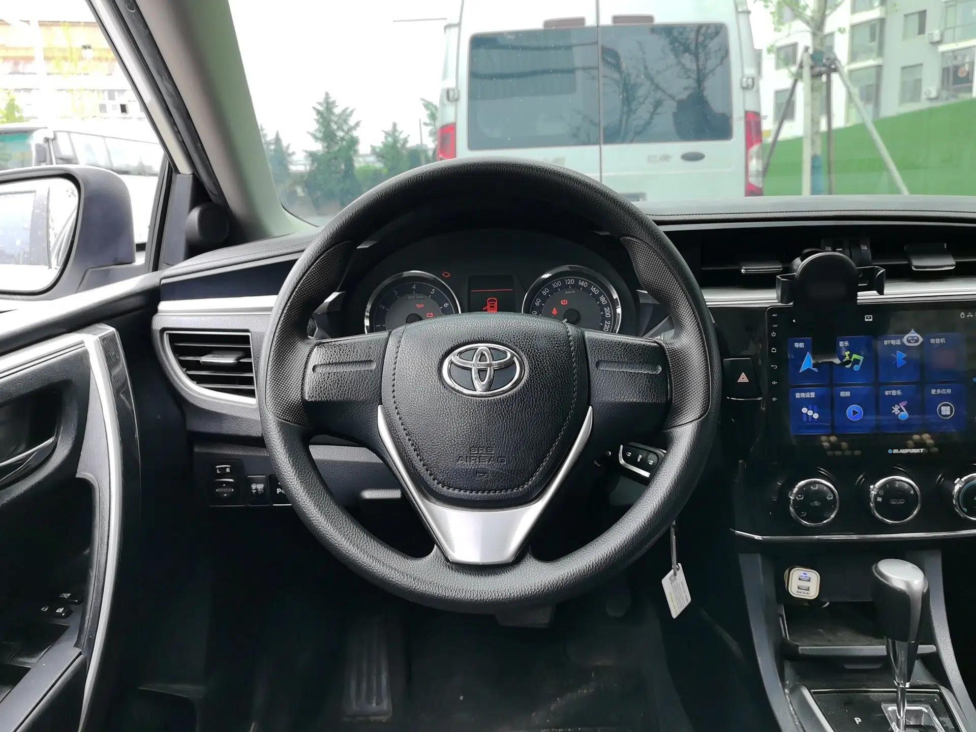 Toyota Corolla 2014 1.6L CVT GL-i — миниатюра 10