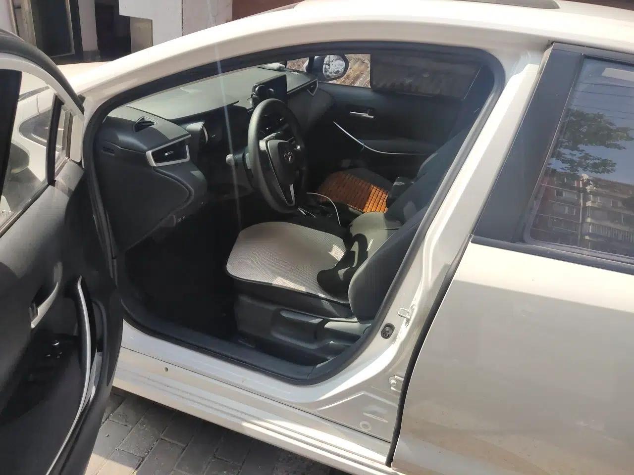 Toyota Corolla 2021 Dual-Motor 1.8L E-CVT Elite Edition — миниатюра 16