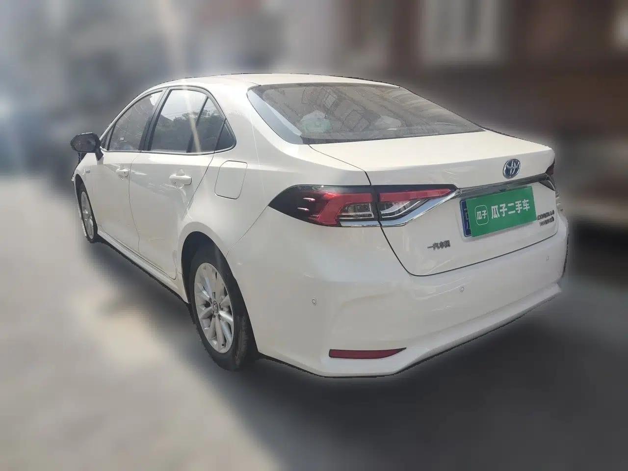 Toyota Corolla 2021 Dual-Motor 1.8L E-CVT Elite Edition — миниатюра 4
