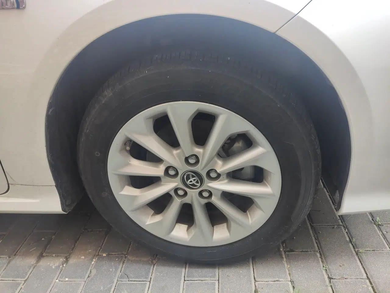 Toyota Corolla 2021 Dual-Motor 1.8L E-CVT Elite Edition — миниатюра 8