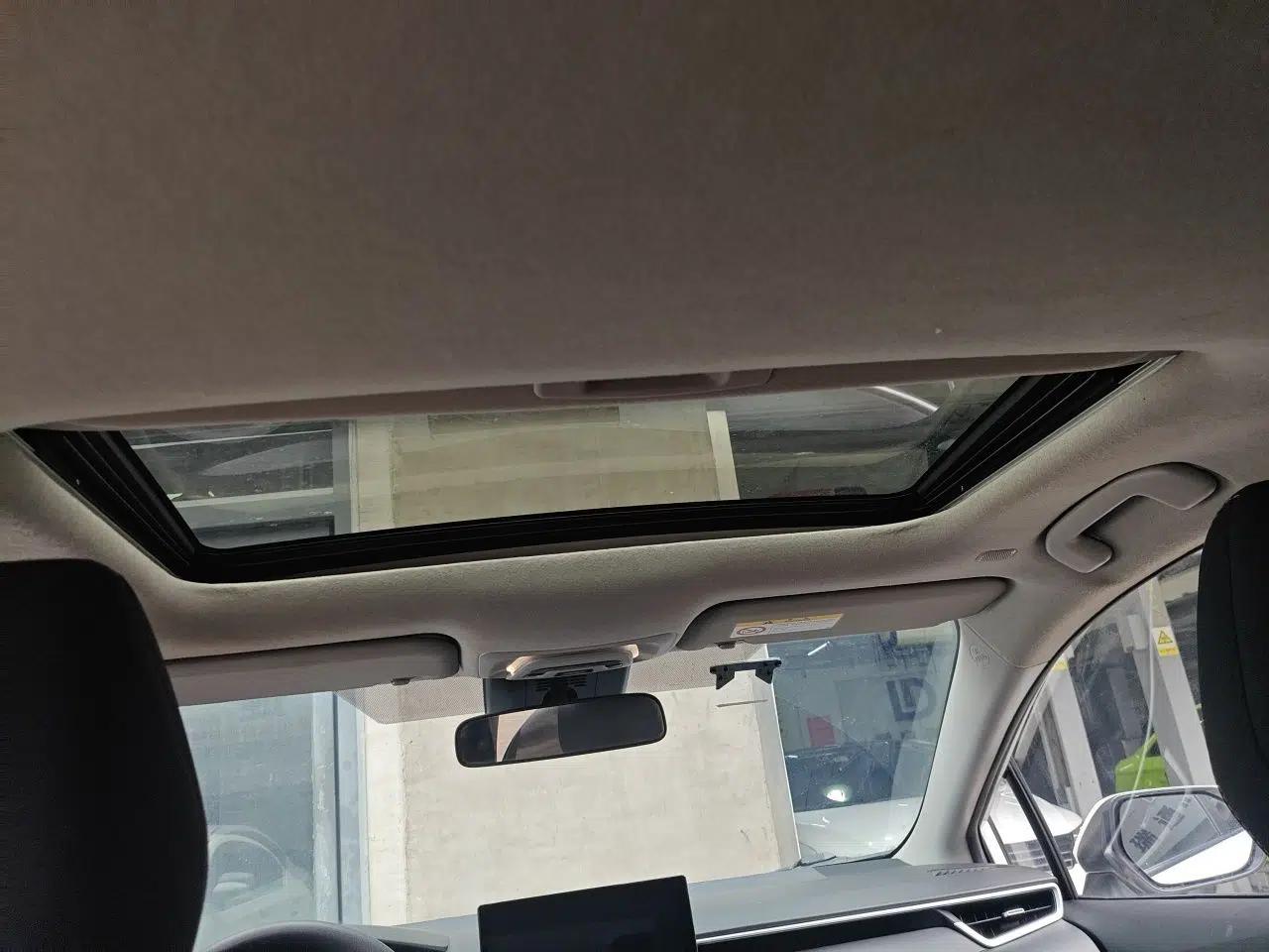 Toyota Corolla 2023 1.8L Smart Electric Hybrid Dual-Motor Elite Edition — миниатюра 18