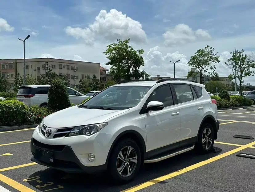 Toyota RAV4 2015 2.0L CVT Two-Wheel Drive Urban Edition — миниатюра 1