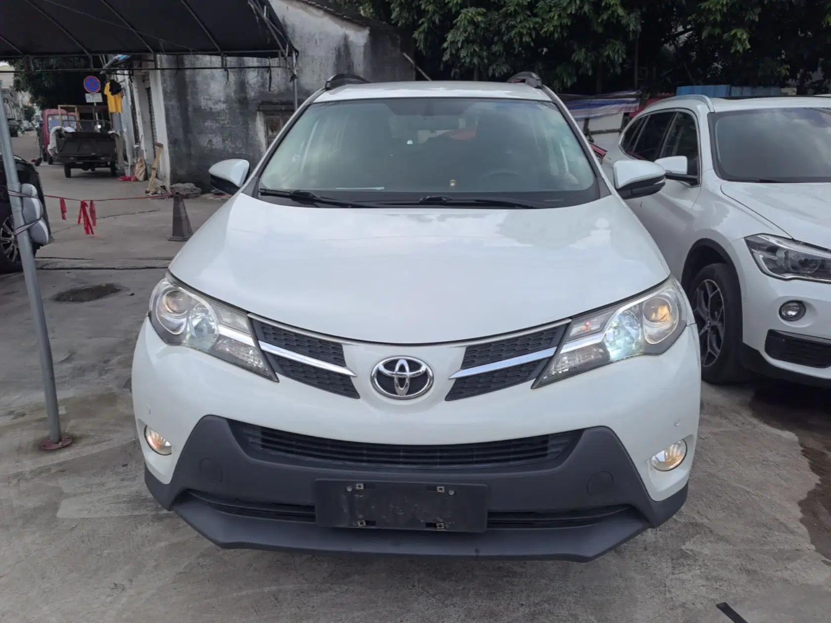 Toyota RAV4 2015 2.0L CVT Two-Wheel Drive Urban Edition — миниатюра 2