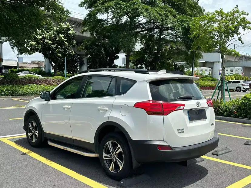 Toyota RAV4 2015 2.0L CVT Two-Wheel Drive Urban Edition — миниатюра 12