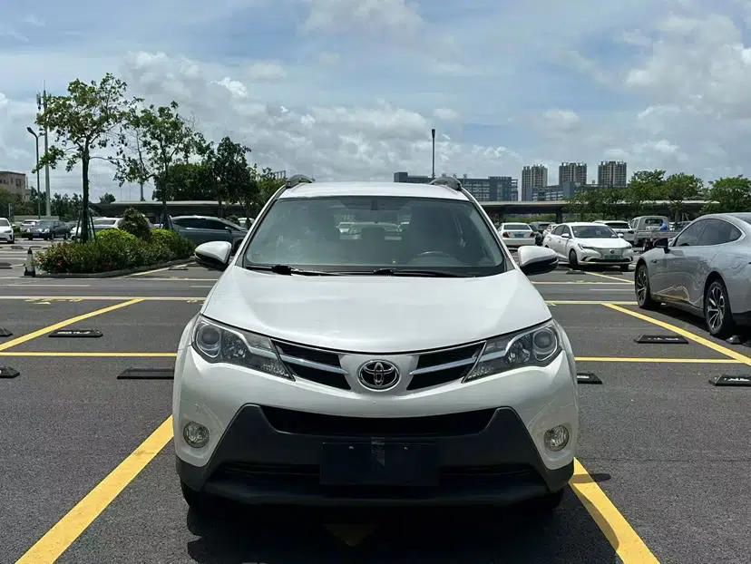 Toyota RAV4 2015 2.0L CVT Two-Wheel Drive Urban Edition — миниатюра 13