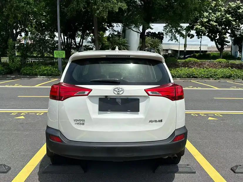 Toyota RAV4 2015 2.0L CVT Two-Wheel Drive Urban Edition — миниатюра 17