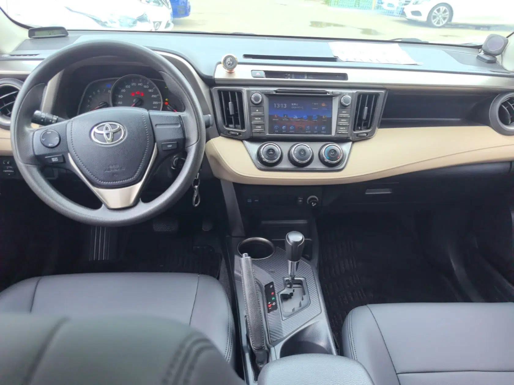 Toyota RAV4 2015 2.0L CVT Two-Wheel Drive Urban Edition — миниатюра 18