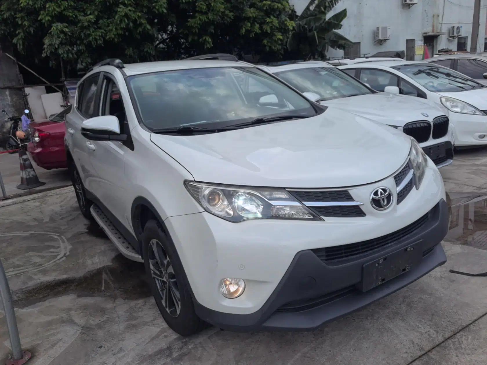Toyota RAV4 2015 2.0L CVT Two-Wheel Drive Urban Edition — миниатюра 3