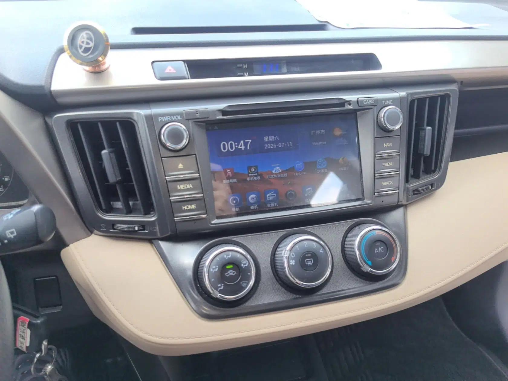 Toyota RAV4 2015 2.0L CVT Two-Wheel Drive Urban Edition — миниатюра 21