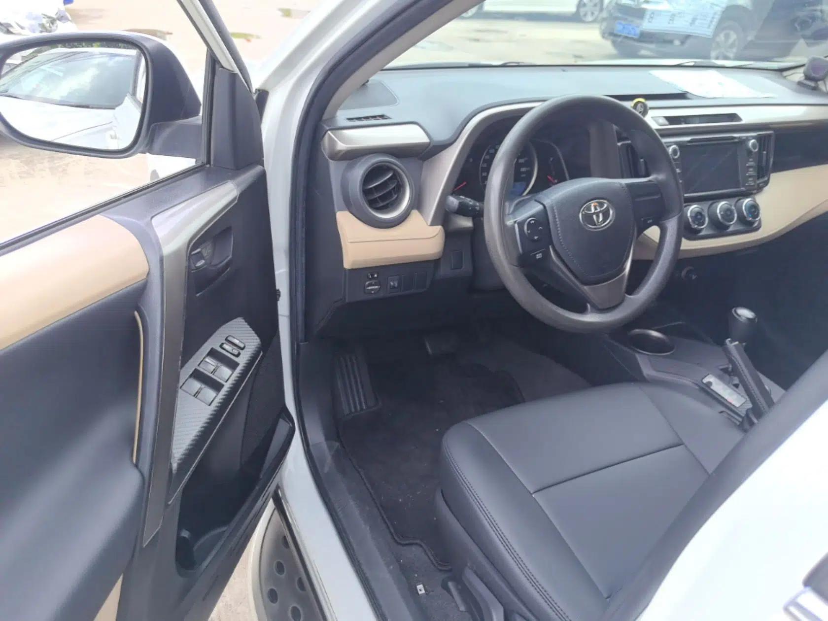 Toyota RAV4 2015 2.0L CVT Two-Wheel Drive Urban Edition — миниатюра 24