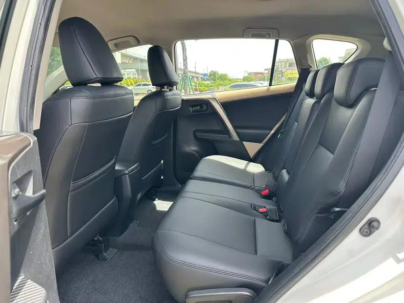 Toyota RAV4 2015 2.0L CVT Two-Wheel Drive Urban Edition — миниатюра 29