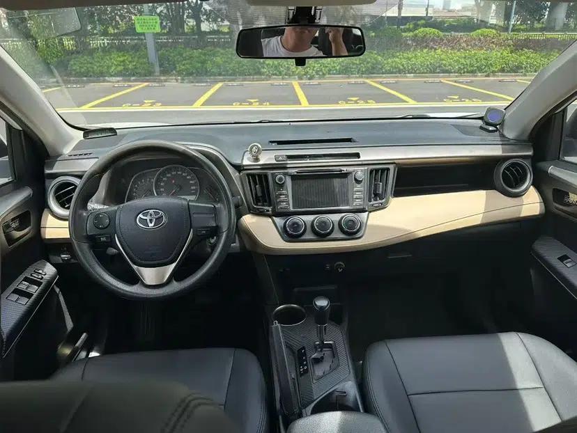 Toyota RAV4 2015 2.0L CVT Two-Wheel Drive Urban Edition — миниатюра 31