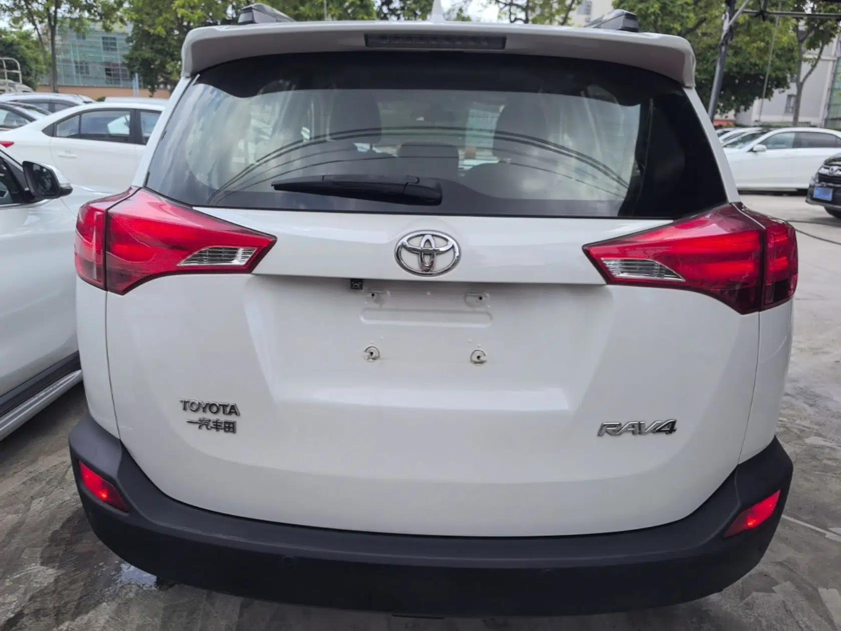 Toyota RAV4 2015 2.0L CVT Two-Wheel Drive Urban Edition — миниатюра 5