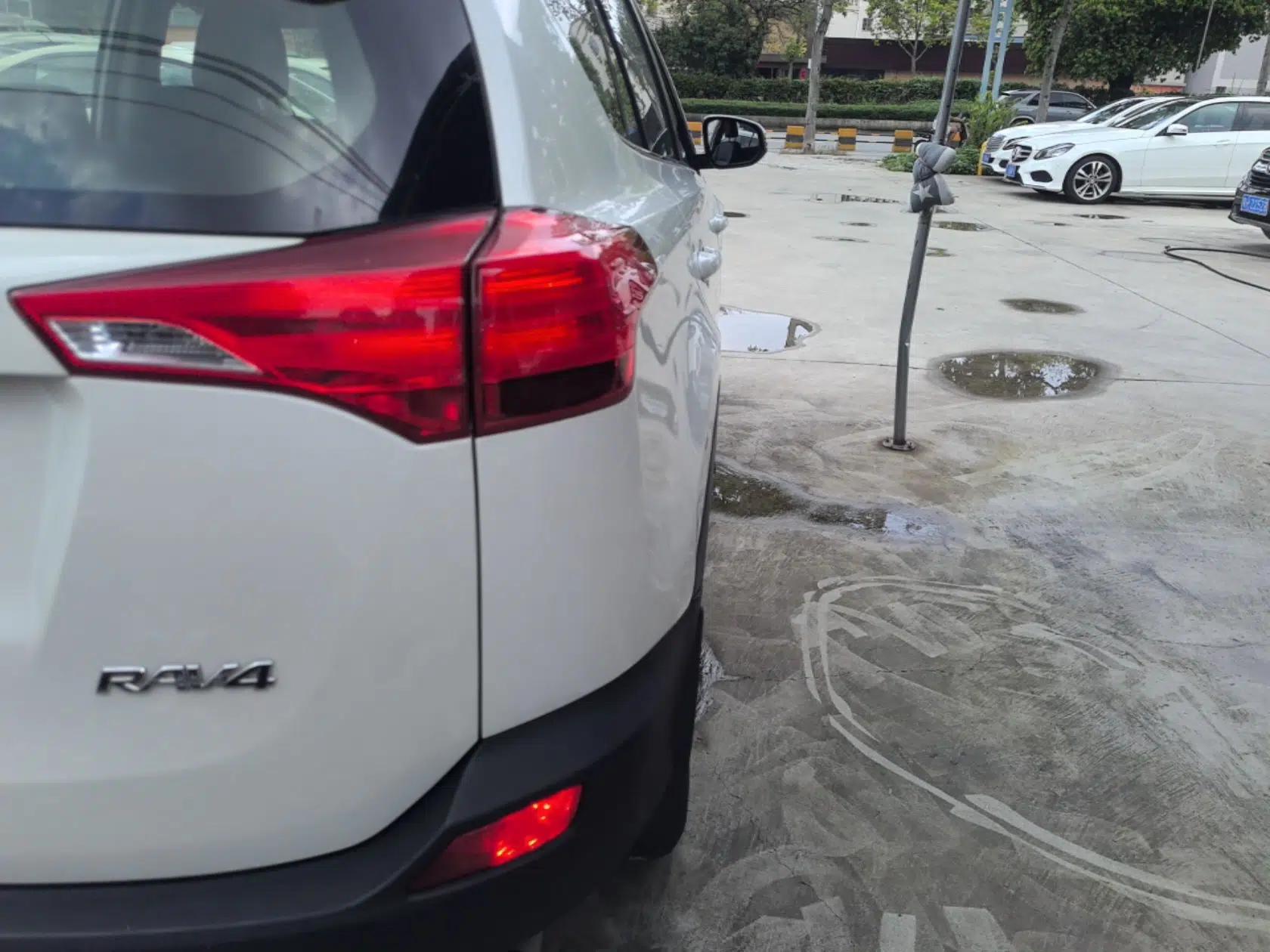 Toyota RAV4 2015 2.0L CVT Two-Wheel Drive Urban Edition — миниатюра 9