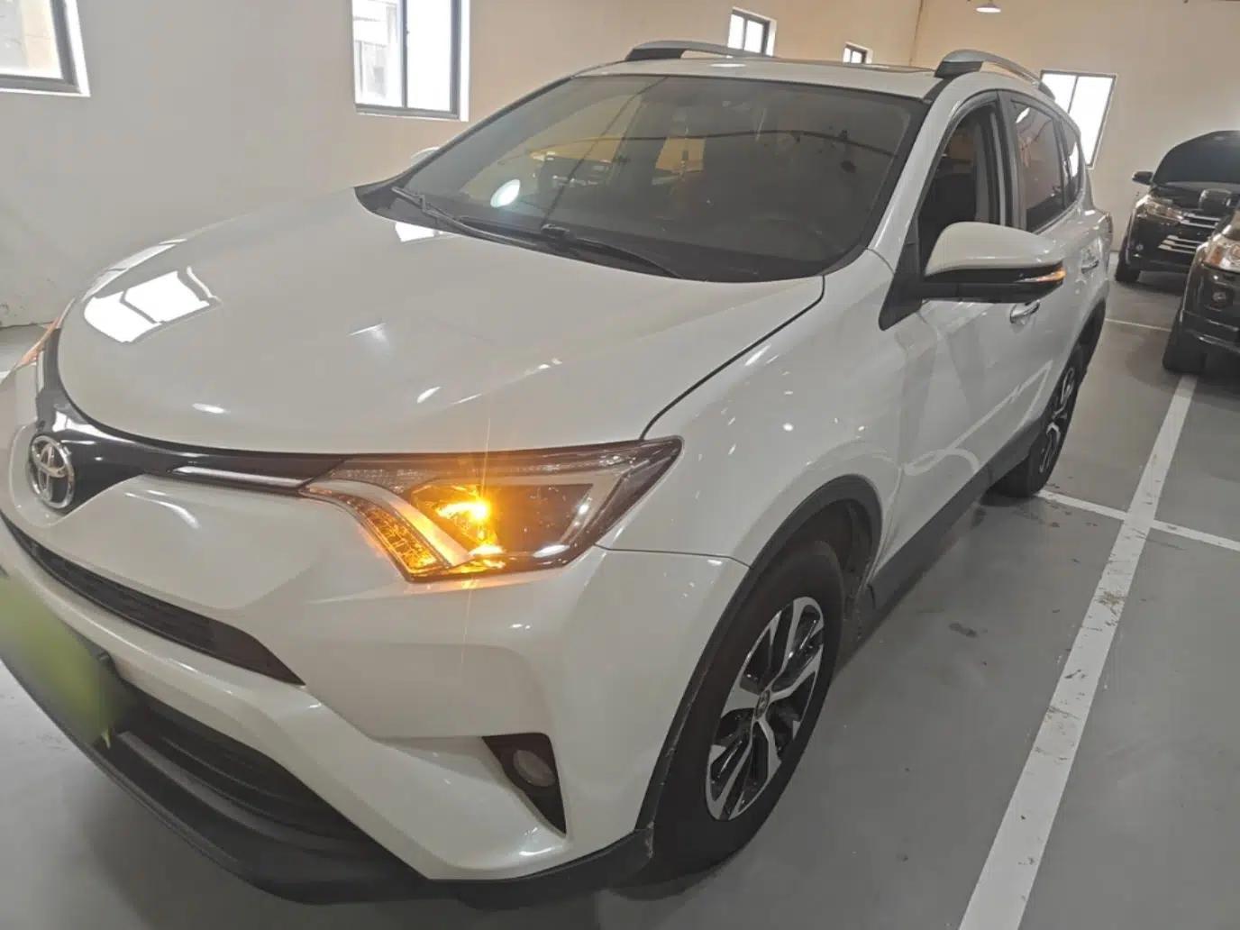 Toyota RAV4 2016 2.0L CVT Two-Wheel Drive Fashion Edition China V Standard — миниатюра 1