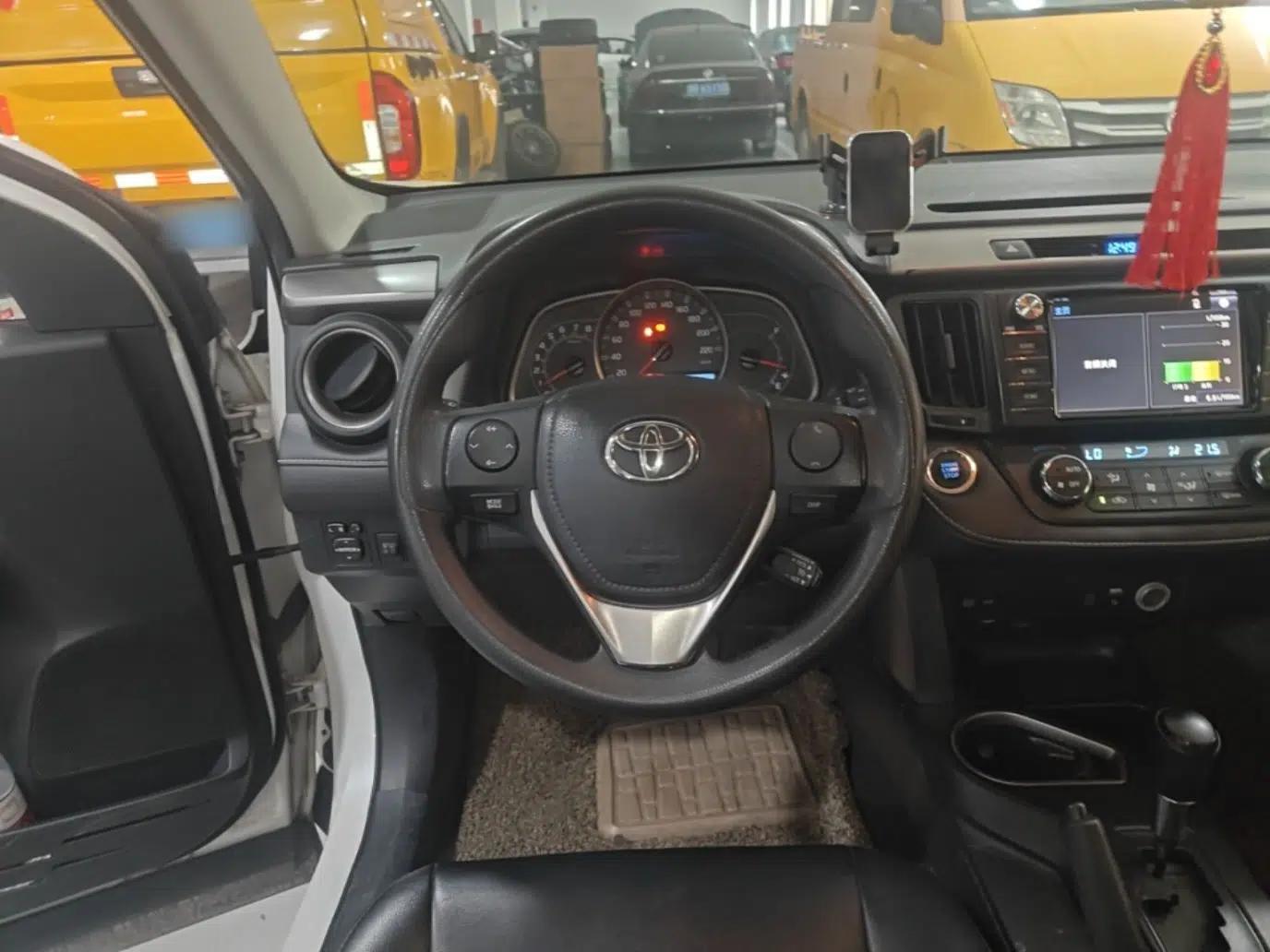 Toyota RAV4 2016 2.0L CVT Two-Wheel Drive Fashion Edition China V Standard — миниатюра 13