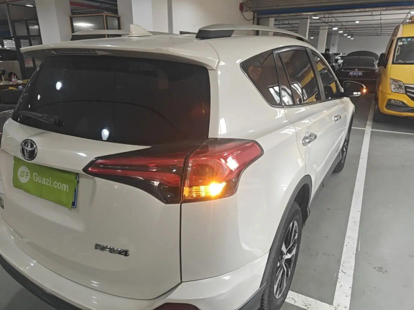 Toyota RAV4 2016 2.0L CVT Two-Wheel Drive Fashion Edition China V Standard — миниатюра 6