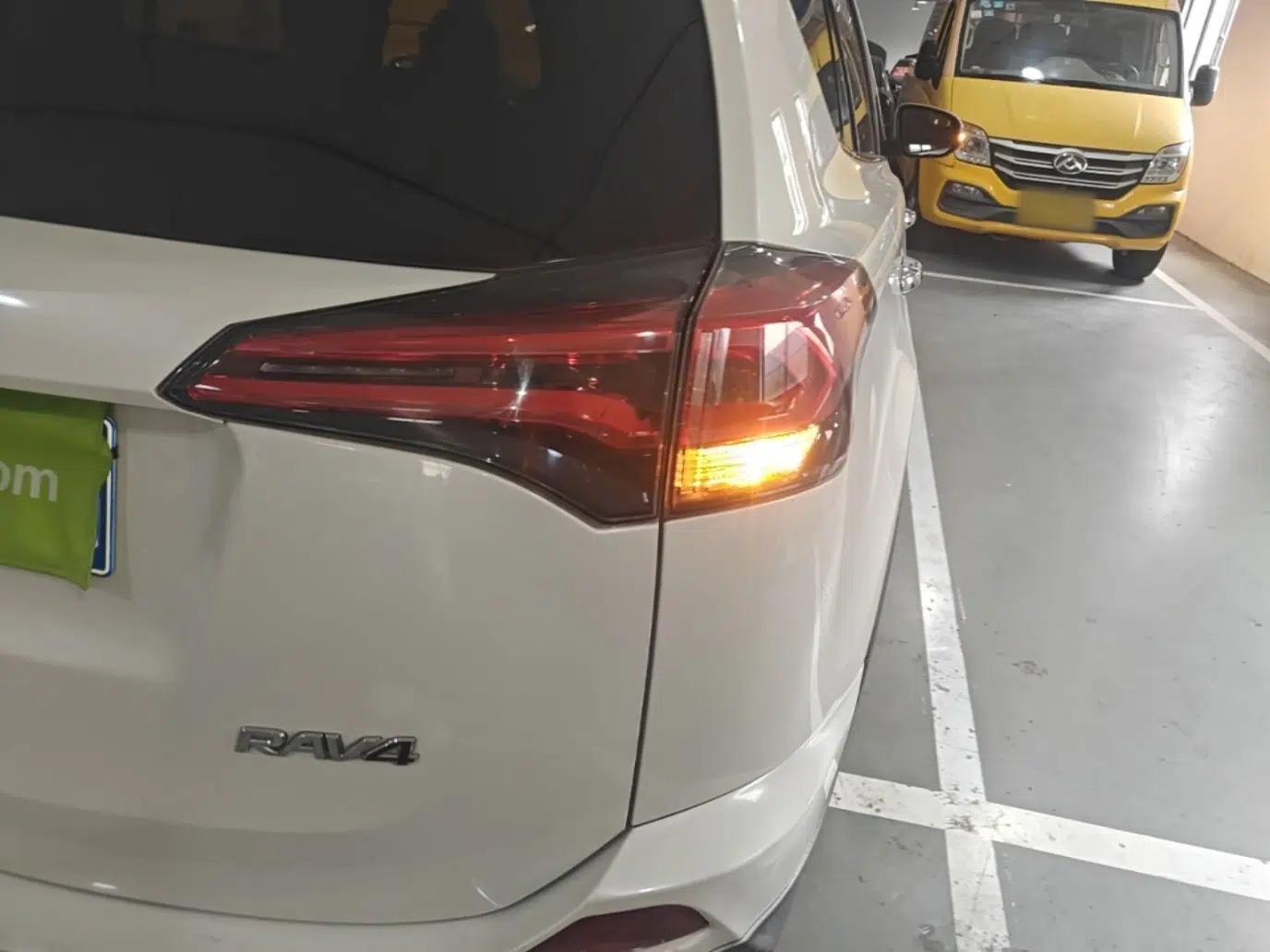 Toyota RAV4 2016 2.0L CVT Two-Wheel Drive Fashion Edition China V Standard — миниатюра 9