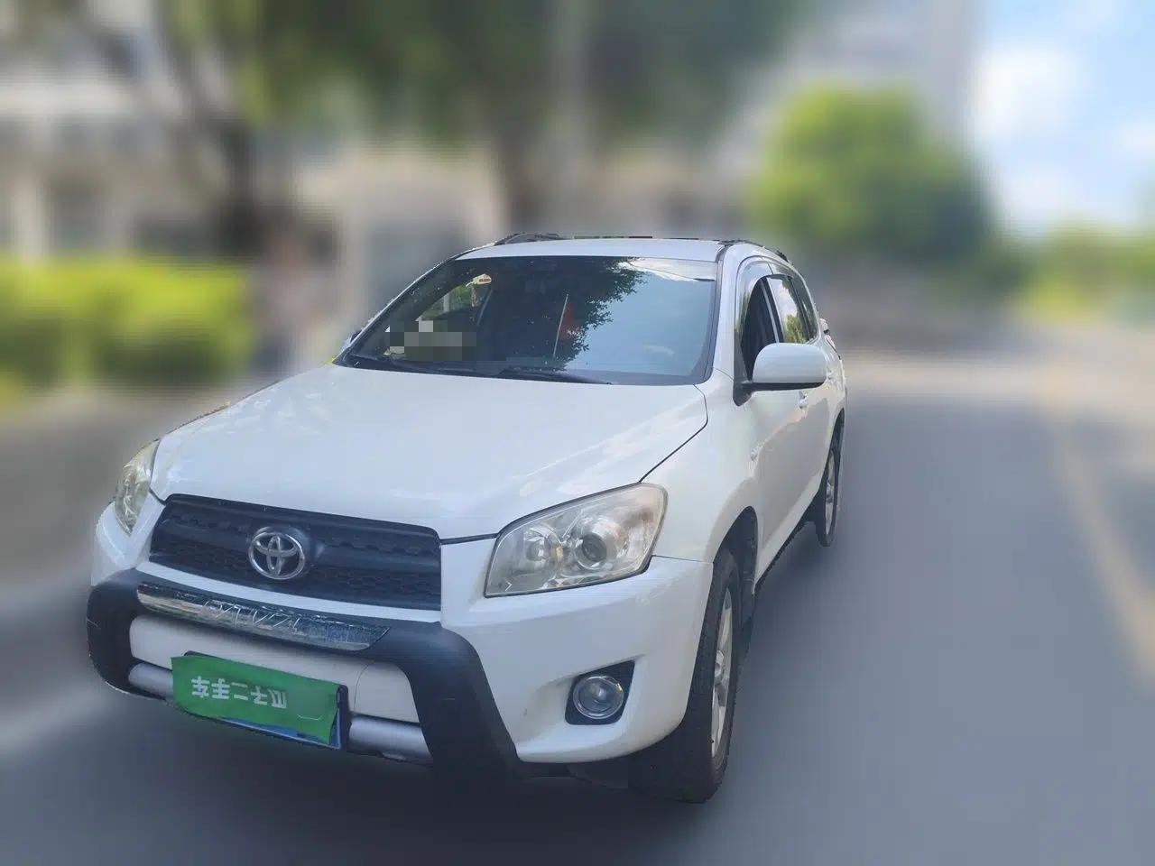 Toyota RAV4 2011 2.0L Automatic Classic Edition — миниатюра 1