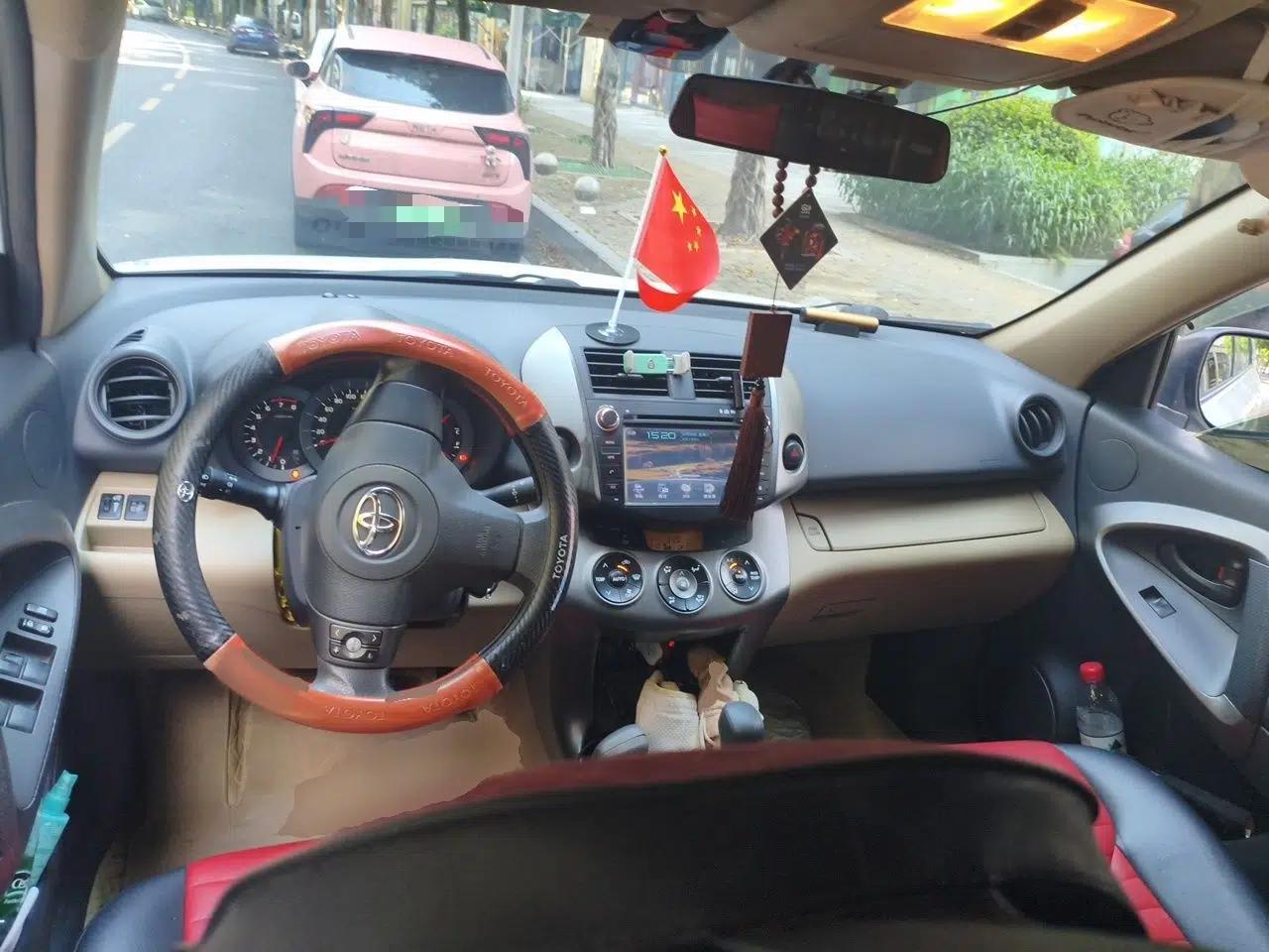 Toyota RAV4 2011 2.0L Automatic Classic Edition — миниатюра 9
