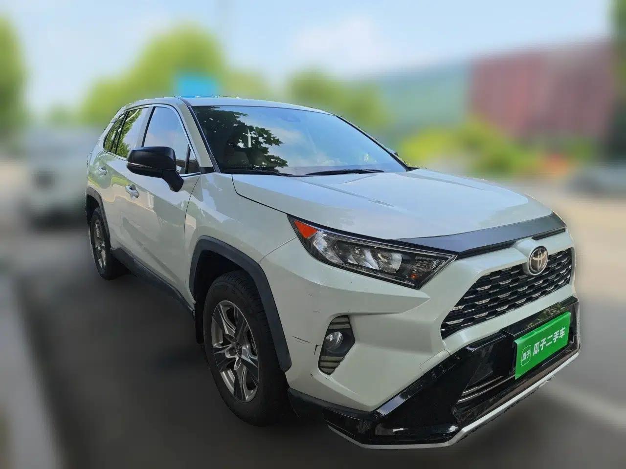 Toyota RAV4 2021 2.0L CVT Two-Wheel Drive Urban Edition — миниатюра 3