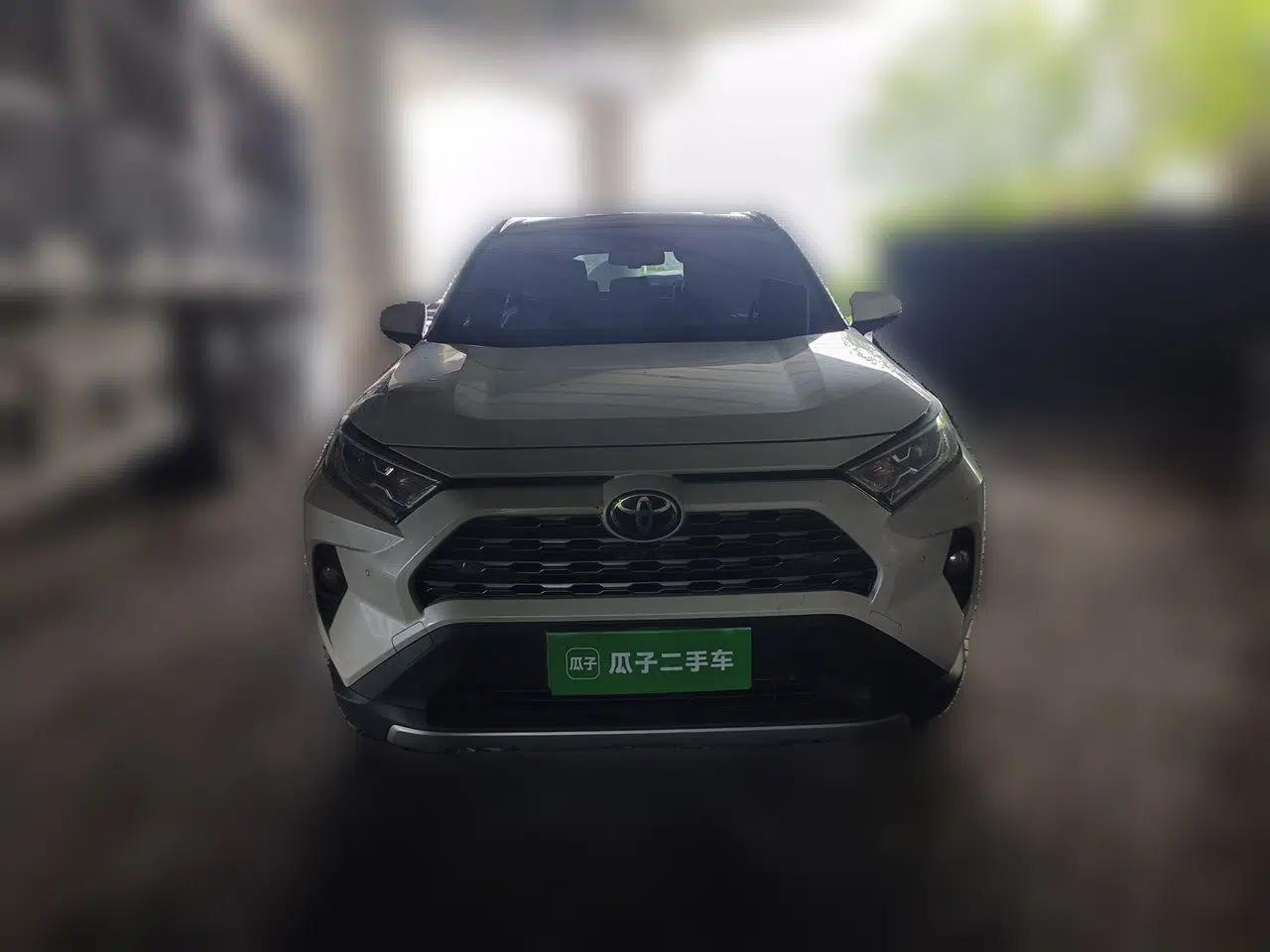 Toyota RAV4 2020 2.0L CVT Two-Wheel Drive Prestige Edition — миниатюра 2
