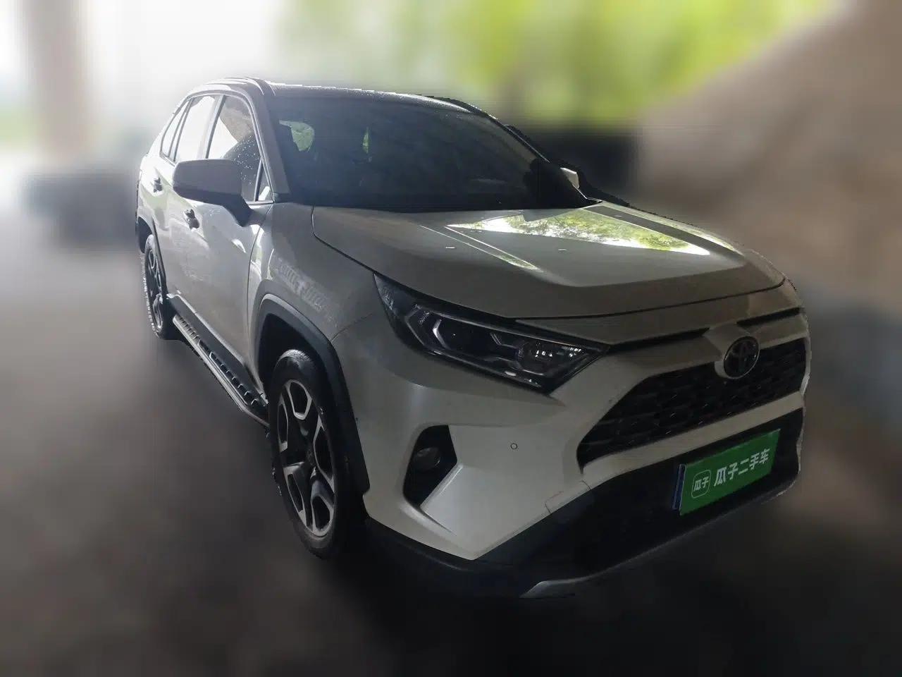 Toyota RAV4 2020 2.0L CVT Two-Wheel Drive Prestige Edition — миниатюра 3