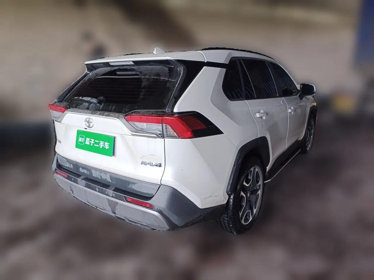 Toyota RAV4 2020 2.0L CVT Two-Wheel Drive Prestige Edition — миниатюра 6