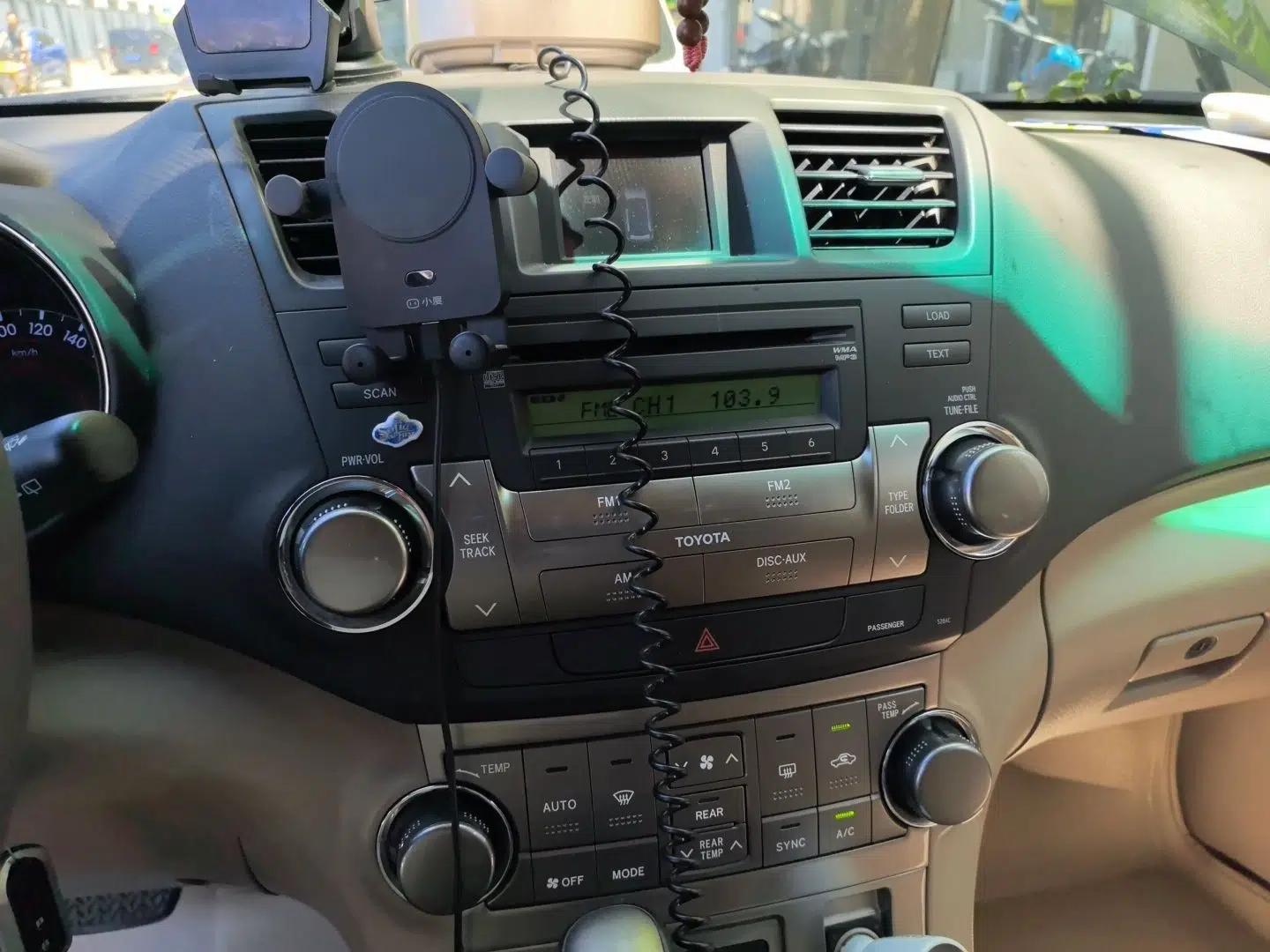 Toyota Highlander 2012 2.7L Two-Wheel Drive 7-Seater Luxury Edition — миниатюра 13