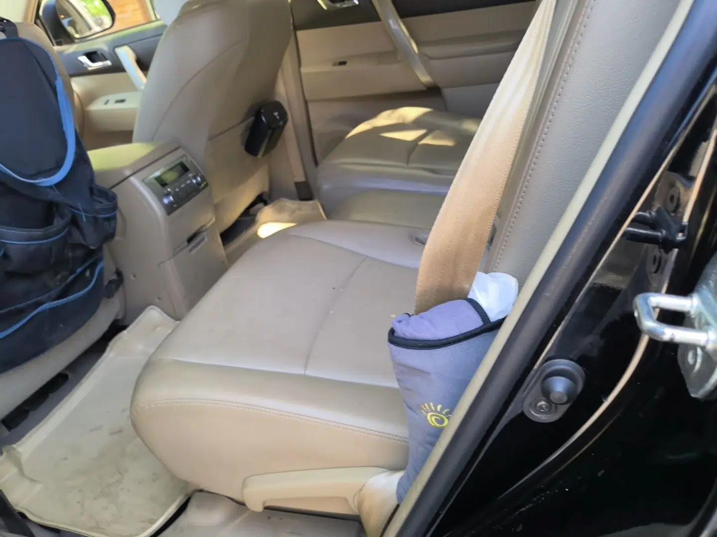 Toyota Highlander 2012 2.7L Two-Wheel Drive 7-Seater Luxury Edition — миниатюра 17