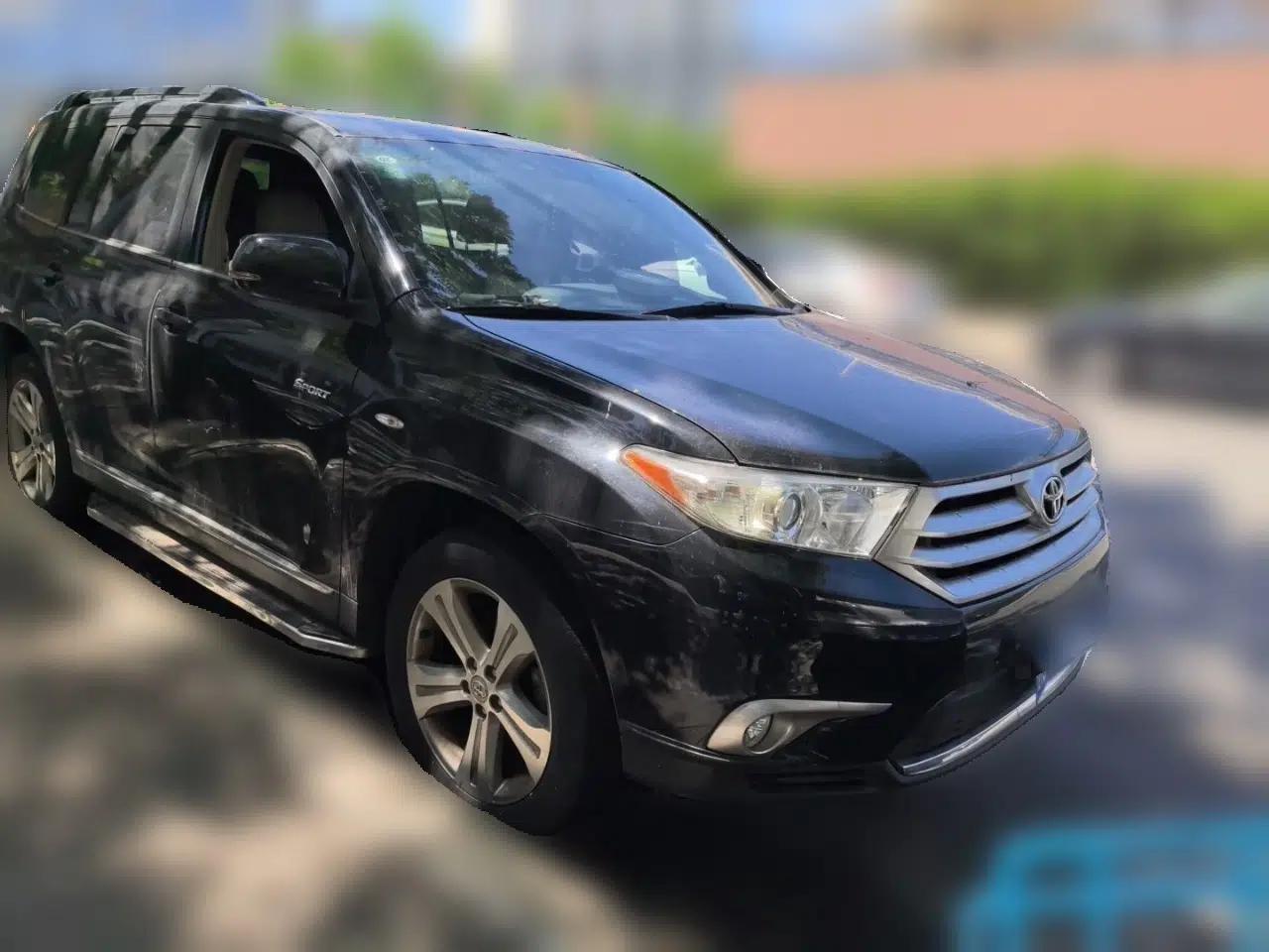 Toyota Highlander 2012 2.7L Two-Wheel Drive 7-Seater Luxury Edition — миниатюра 3