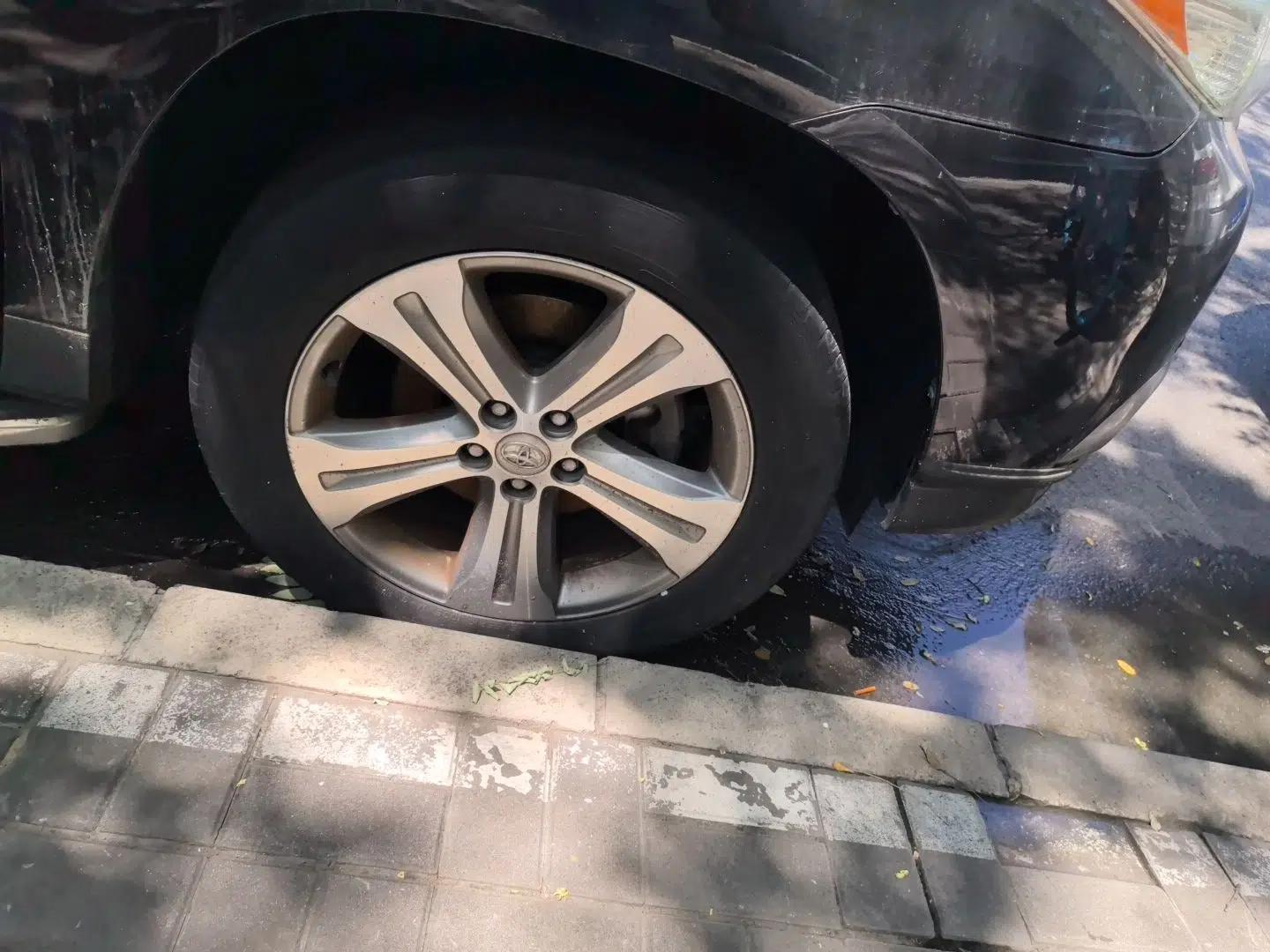 Toyota Highlander 2012 2.7L Two-Wheel Drive 7-Seater Luxury Edition — миниатюра 8