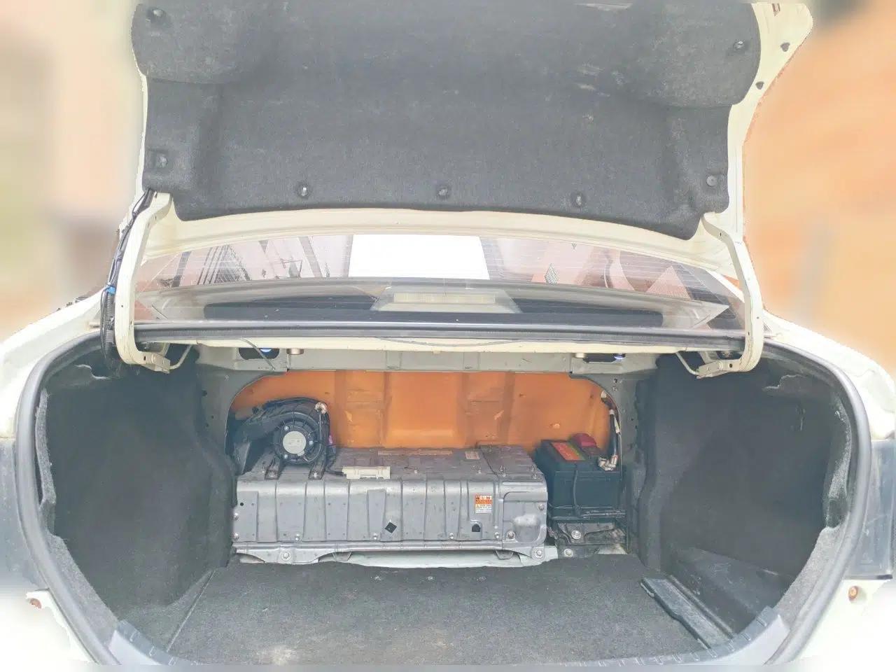 Toyota Levin 2017 Revised Dual-Engine 1.8H GS E-CVT Elite Sunroof Version China V Standard — миниатюра 19