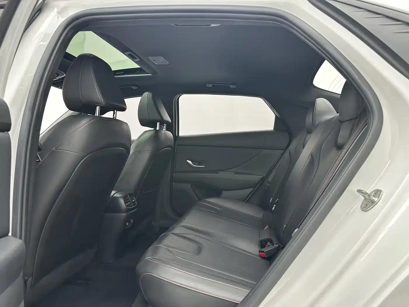 Hyundai Elantra 2022 1.5L CVT 20th Anniversary Edition — миниатюра 6