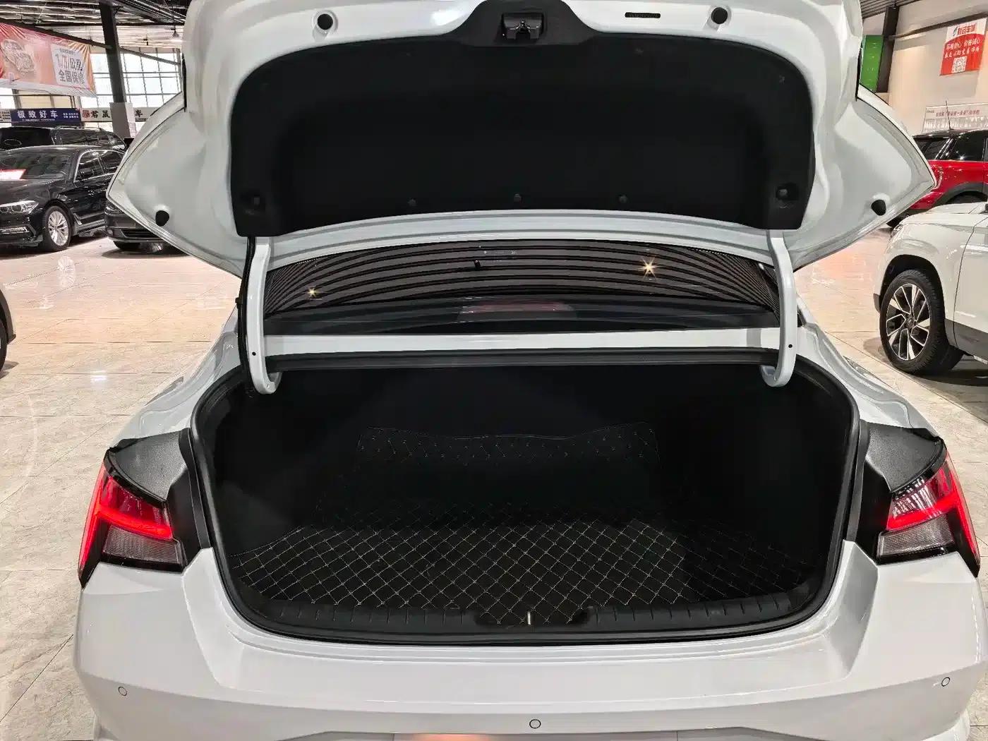 Hyundai Elantra 2022 1.5L CVT 20th Anniversary Edition — миниатюра 3