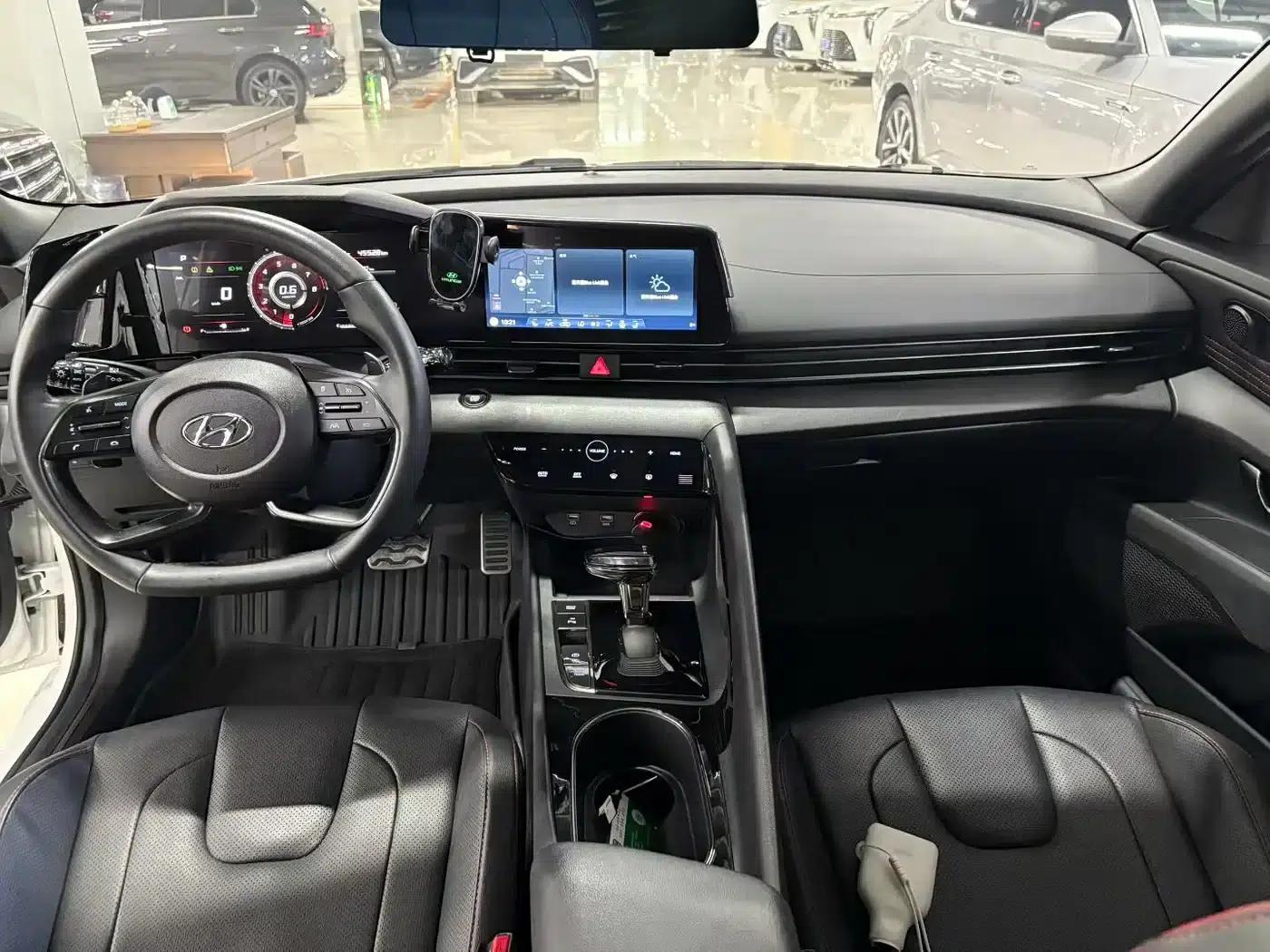 Hyundai Elantra 2022 240TGDi DCT LUX Premium Edition — миниатюра 4