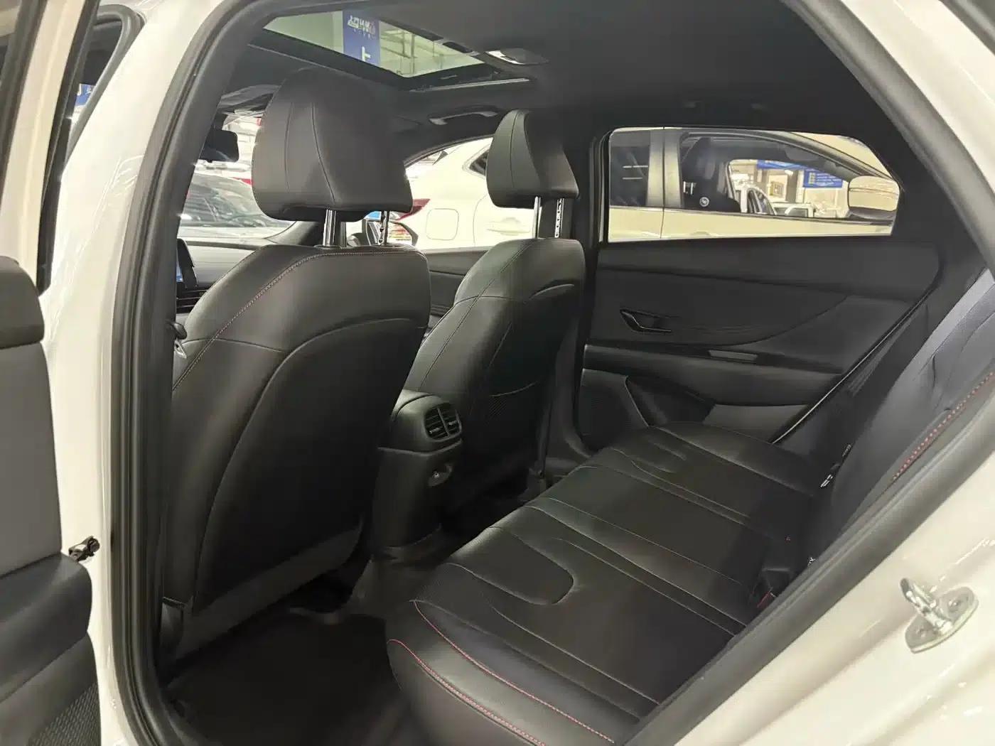 Hyundai Elantra 2022 240TGDi DCT LUX Premium Edition — миниатюра 6
