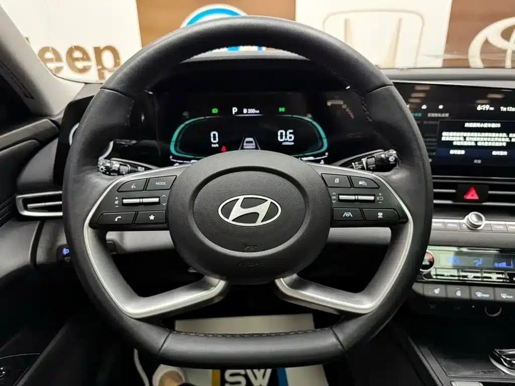 Hyundai Elantra 2023 1.5L CVT LUX Premium Edition — миниатюра 11