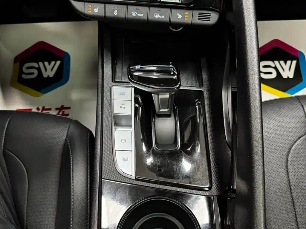 Hyundai Elantra 2023 1.5L CVT LUX Premium Edition — миниатюра 12