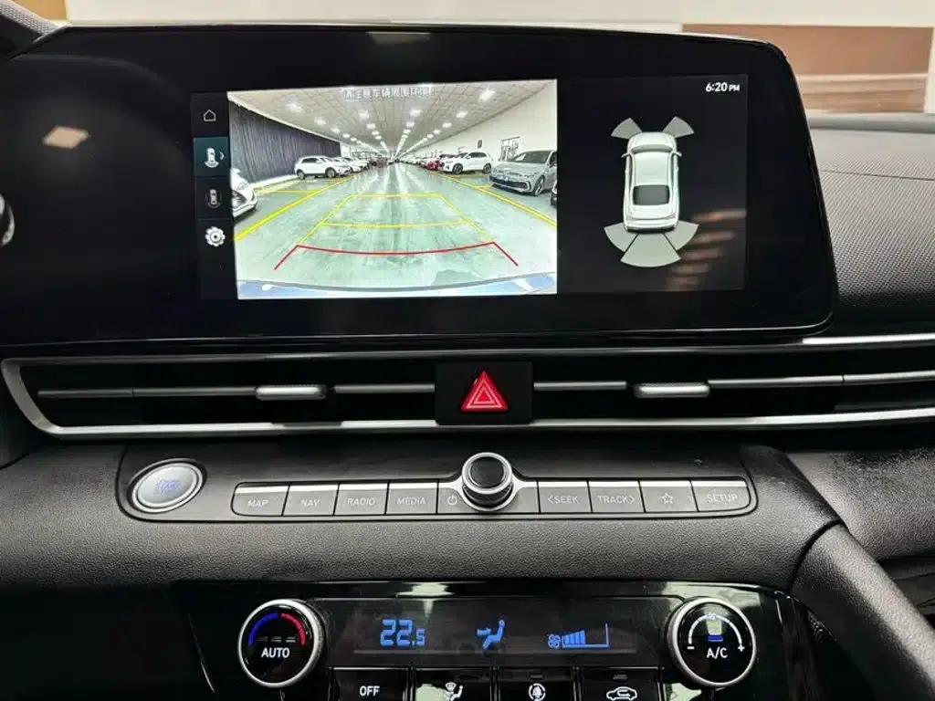 Hyundai Elantra 2023 1.5L CVT LUX Premium Edition — миниатюра 13