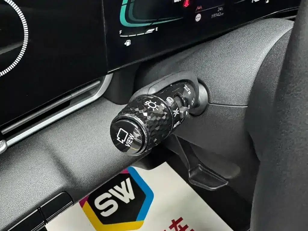 Hyundai Elantra 2023 1.5L CVT LUX Premium Edition — миниатюра 15