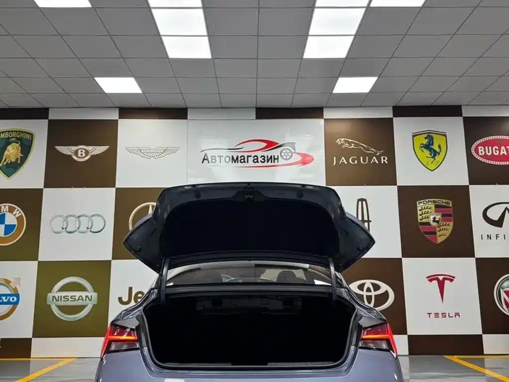 Hyundai Elantra 2023 1.5L CVT LUX Premium Edition — миниатюра 17