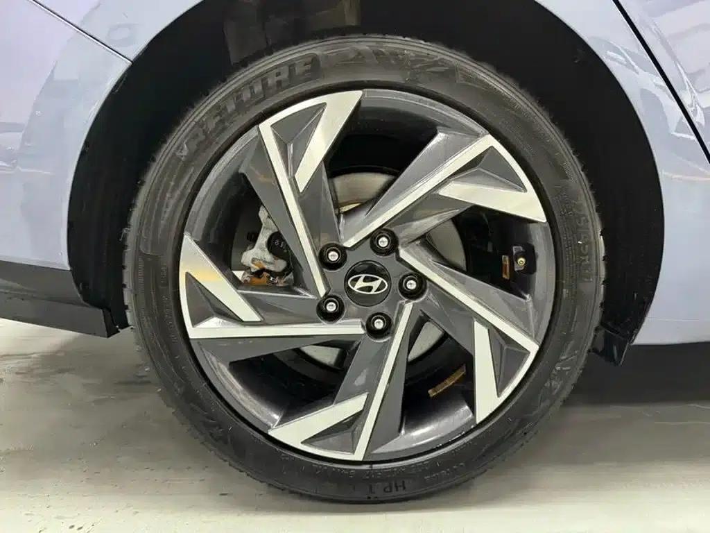 Hyundai Elantra 2023 1.5L CVT LUX Premium Edition — миниатюра 19