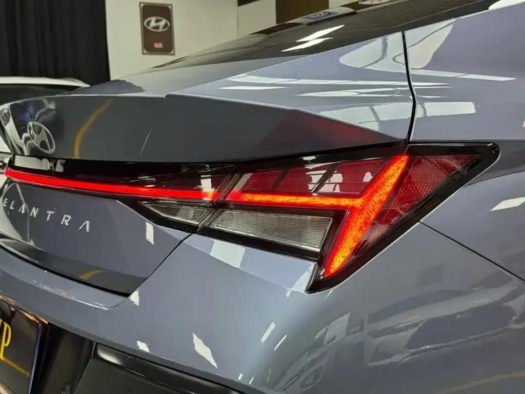 Hyundai Elantra 2023 1.5L CVT LUX Premium Edition — миниатюра 20