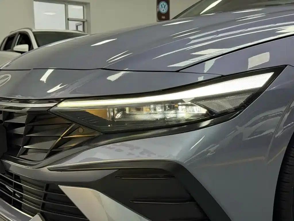 Hyundai Elantra 2023 1.5L CVT LUX Premium Edition — миниатюра 21