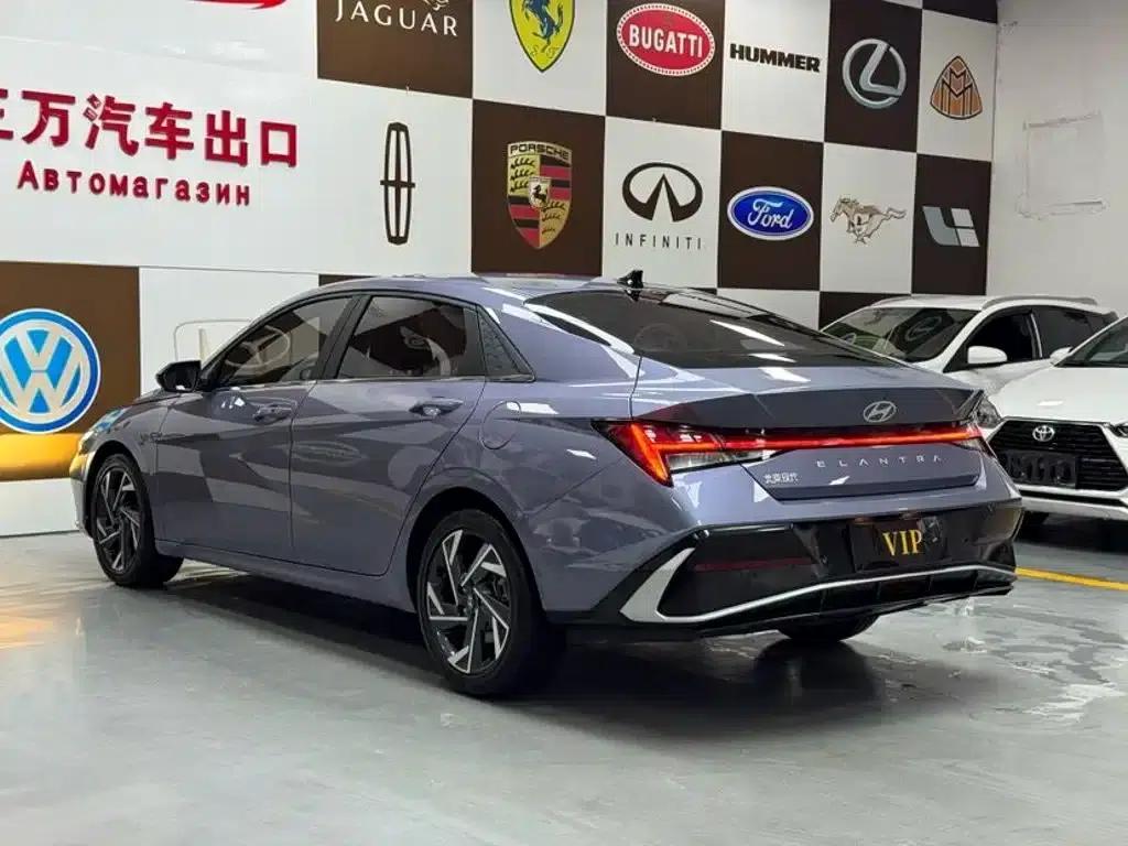 Hyundai Elantra 2023 1.5L CVT LUX Premium Edition — миниатюра 4